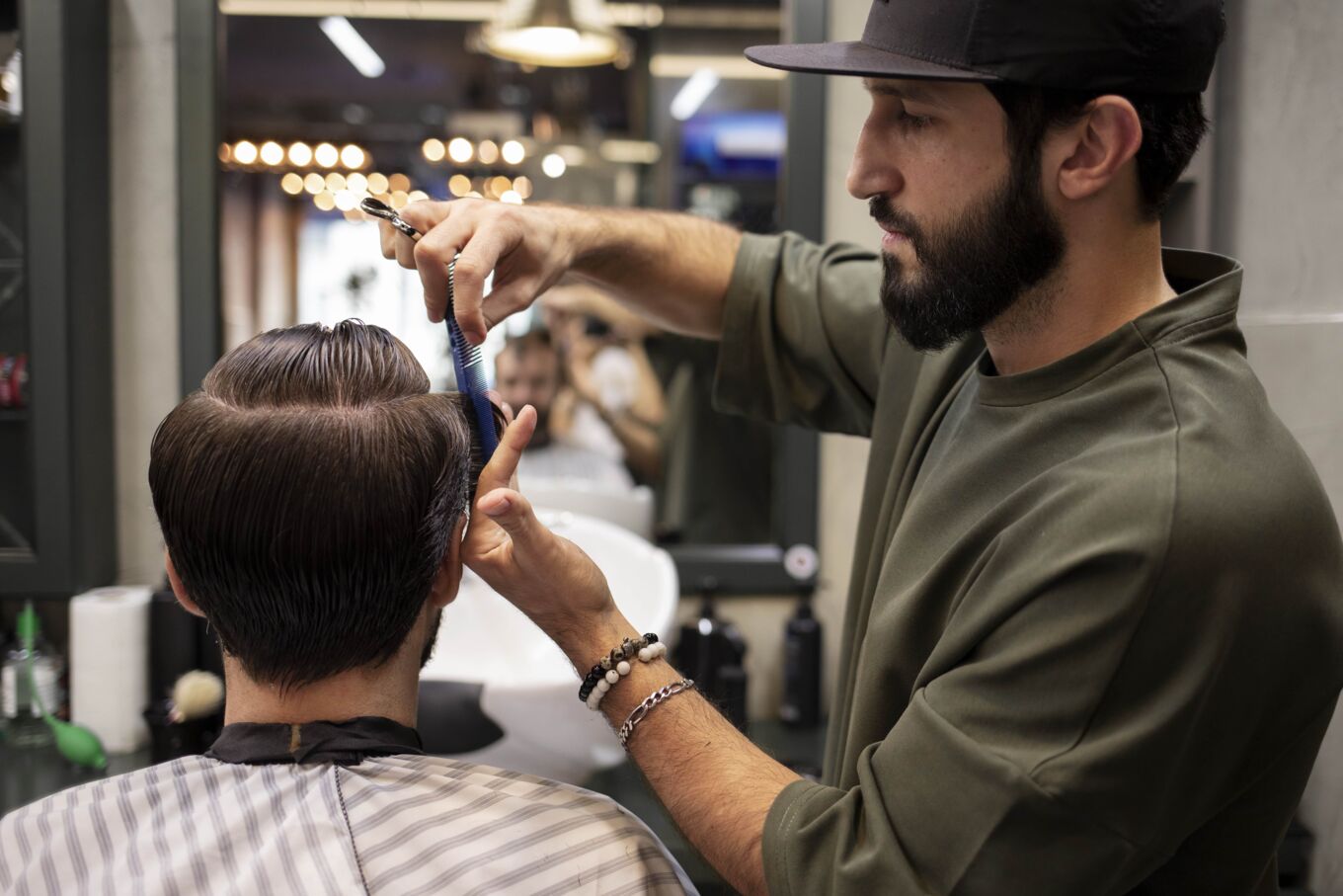 man-getting-his-hair-cut-barber-shop4 (3)-min