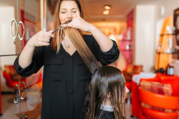 female-hairstylist-runs-the-comb-hairdressing