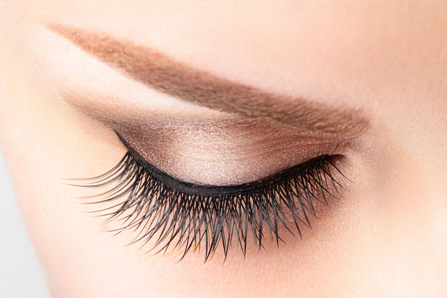 female-eye-with-long-false-eyelashes-beautiful-makeup-light-brown-eyebrow-close-up