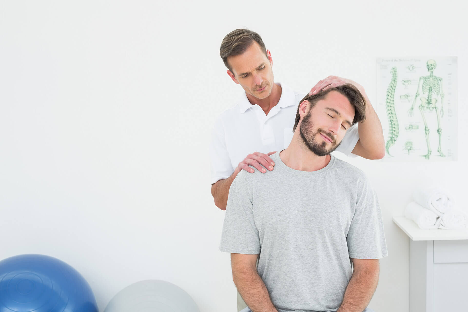 male-chiropractor-doing-neck-adjustment-fizjo