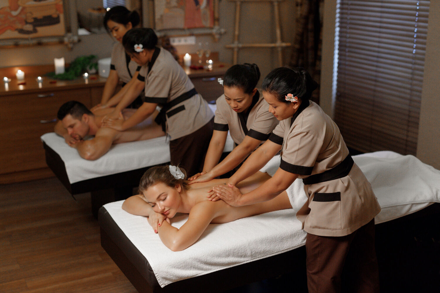 young-couple-having-professional-massage multiusluga