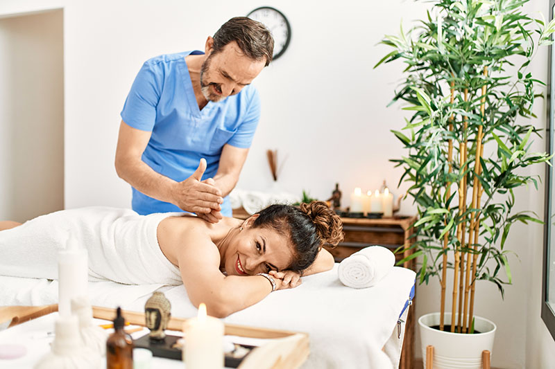 Prezent na dzień mamy: kobieta podczas masażu u fizjoterapeuty 
