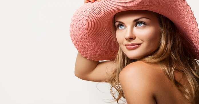 Close,Up,Beautiful,Girl,,Young,Woman,Portrait.,Attractive,Woman,Profile. Młoda kobieta w różowym kapeluszu.