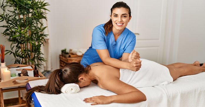 Dwie kobiety fizjoterapeutka i pacjentka mają sesję masażu.