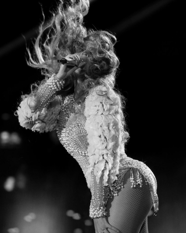 Beyonce flips her gorgeous hair. 