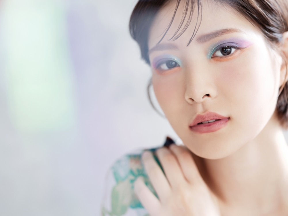 iridescent pearl makeup 2022 beauty trends